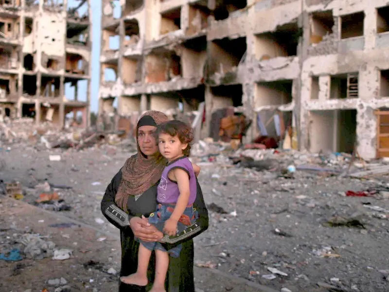 Donna e bambino a Gaza durante la guerra israeliana-palestinese.
